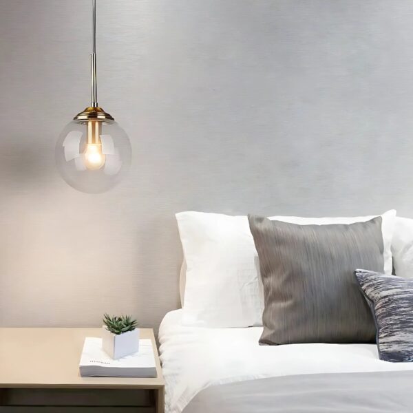Plafonnier_spherique_en_verre_au_design_sobre_et_moderne_7