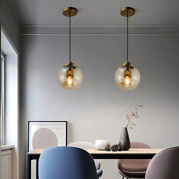 Plafonnier_spherique_en_verre_au_design_sobre_et_moderne_8