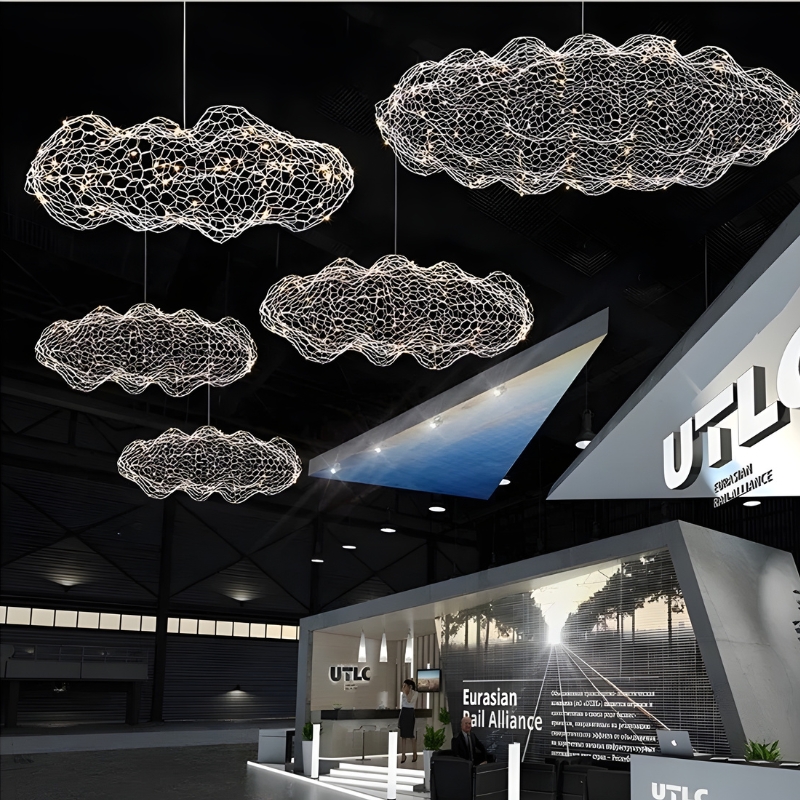 Plafonnier_suspendu_en_forme_de_nuage_en_maille_de_fer_au_design_danois_1