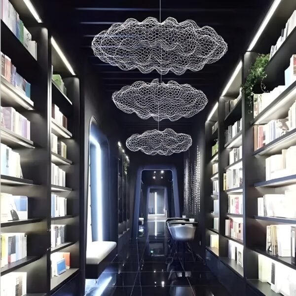 Plafonnier_suspendu_en_forme_de_nuage_en_maille_de_fer_au_design_danois_3
