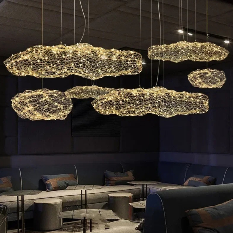 Plafonnier_suspendu_en_forme_de_nuage_en_maille_de_fer_au_design_danois_4